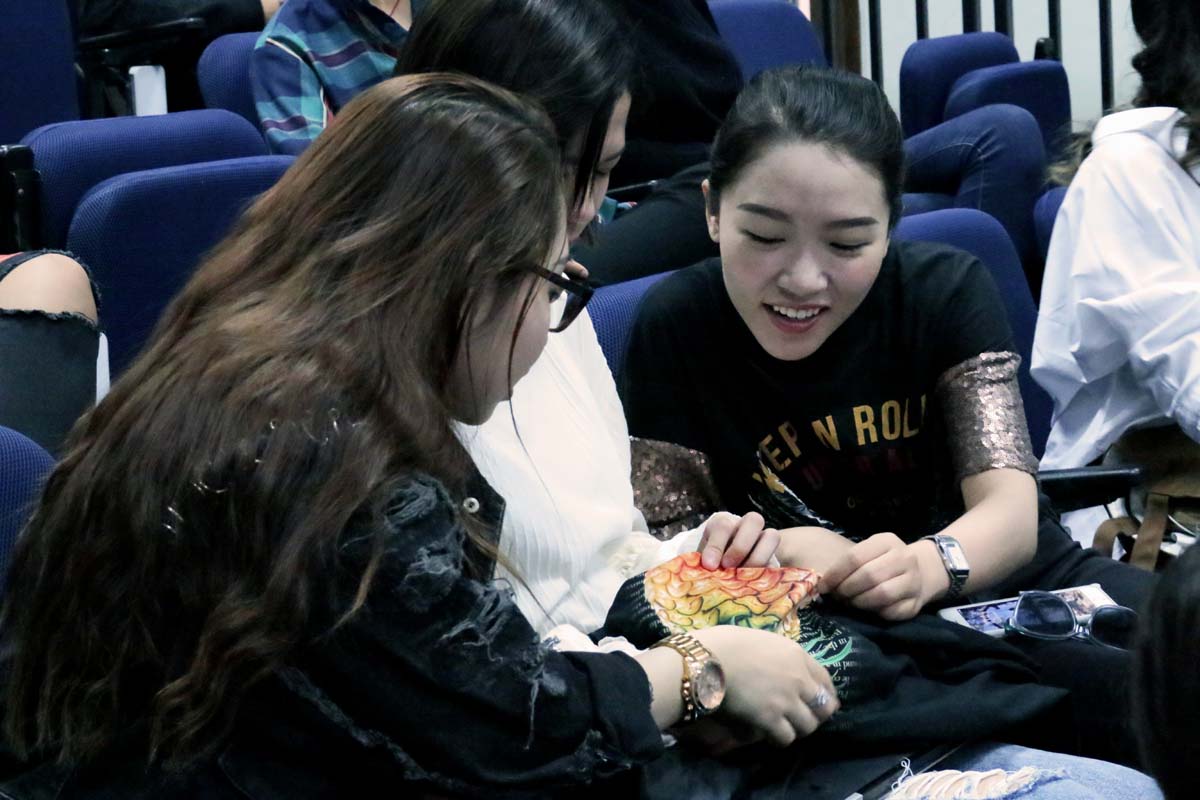 Experiencing the handfeel of the print