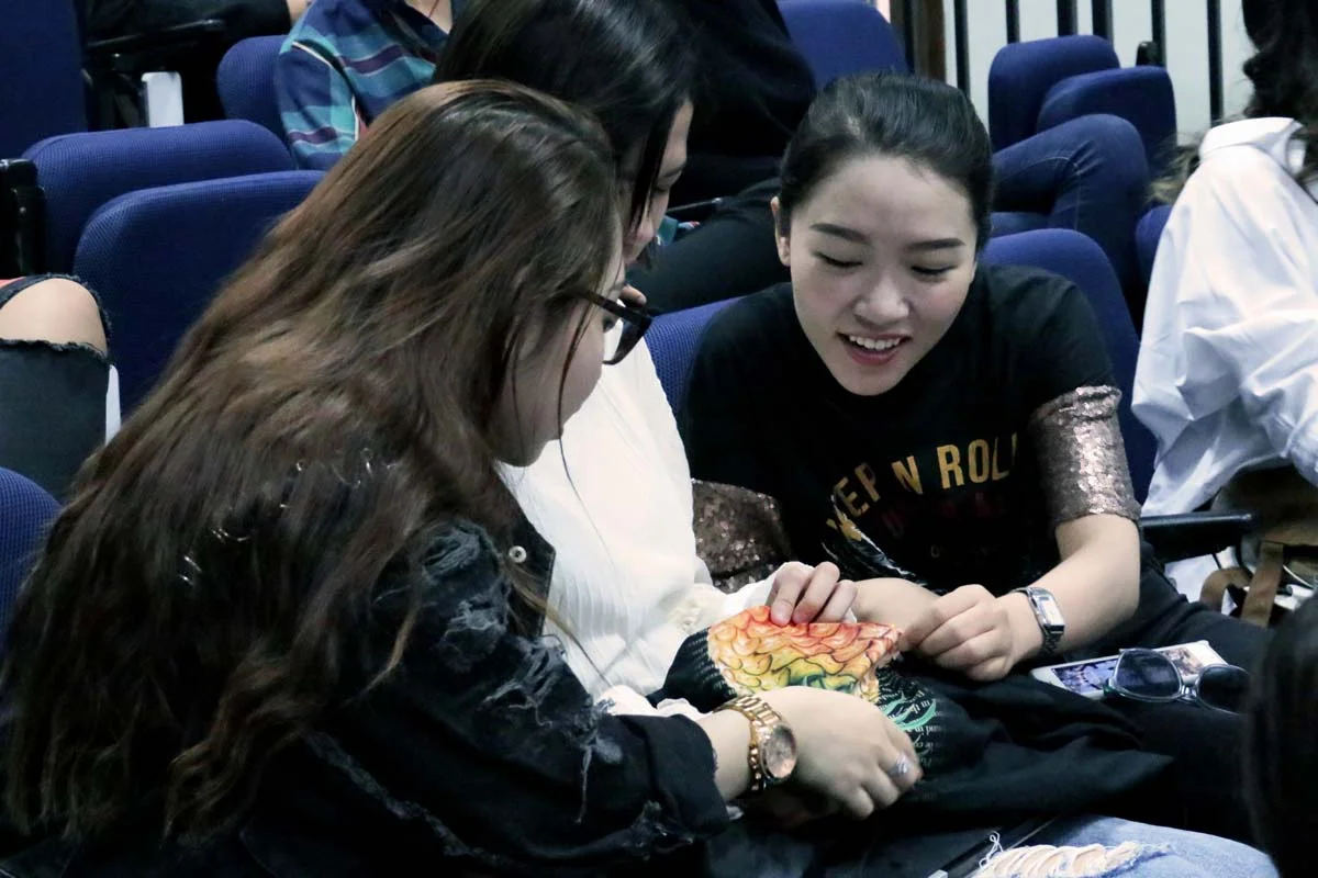 Experiencing the handfeel of the print